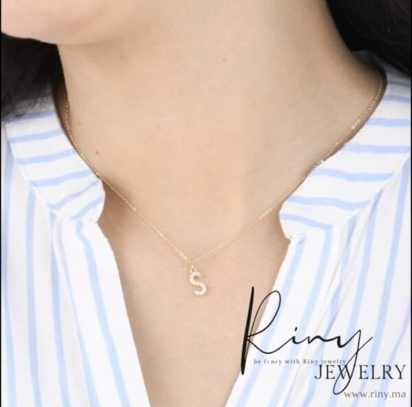 Collier lettre Blanc En Or 18K