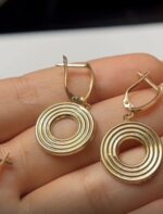 Bouclec d'oreilles disque mshrrat en or 18 carats - Image 2