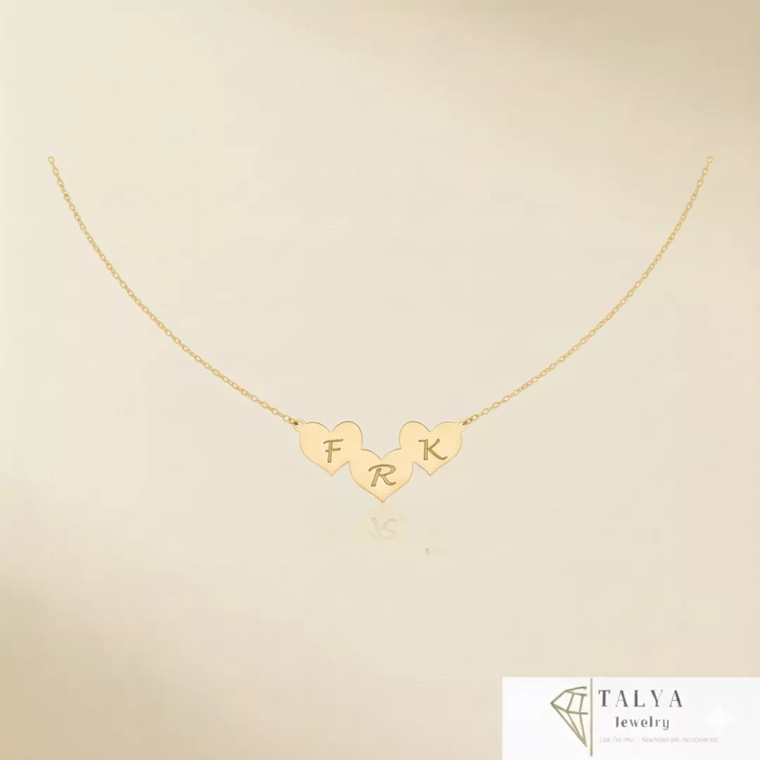 cadre_1080_Gemini_Generated_Image_hw0wo7hw0wo7hw0w Collier Triple Coeur Gravé En Or 18K - Image 1