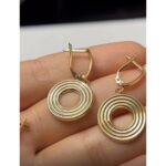 Bouclec d'oreilles disque mshrrat en or 18 carats - Image 2